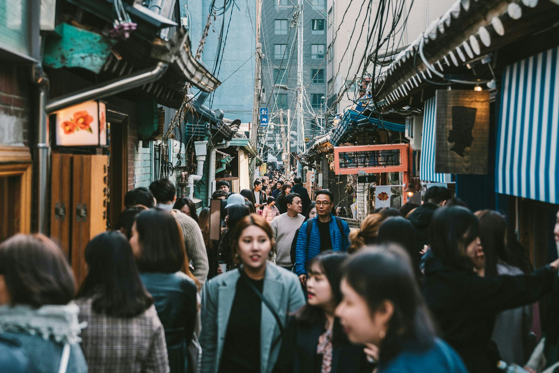 People roaming the streets of Seoul (Image: Rawkkim/Unsplash)
