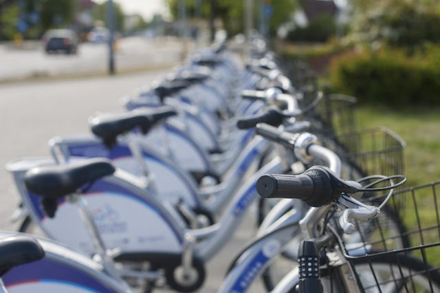 A row of bicycles for hire (Image: Pixabay)